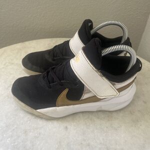 Nike Youth Team Hustle D 10 Basketball Sneaker CW6736-002 Size 2 Y Youth Boys